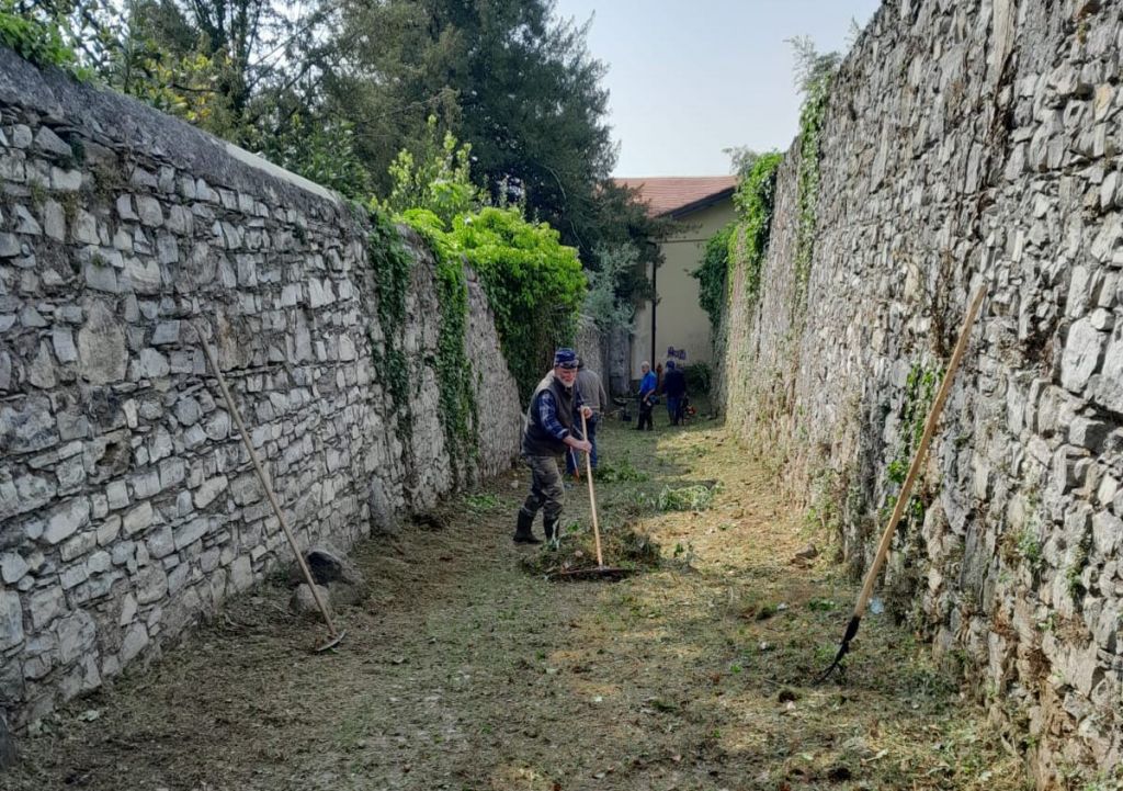 Volontari Al Lavoro Per Ripulire La Via Monte Palanzone A Crevenna